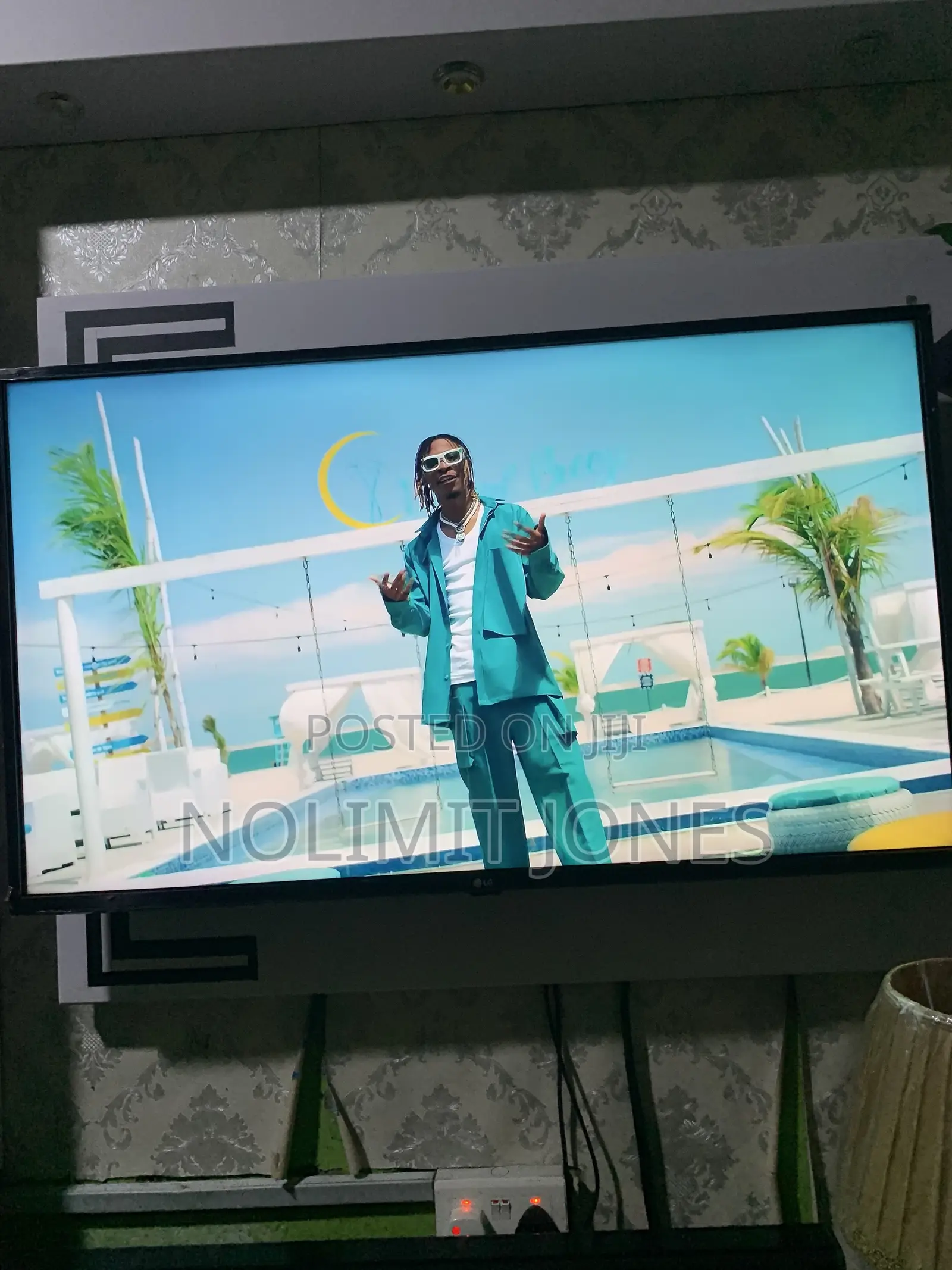 LG Uhd 43” Smart TV