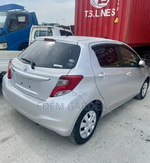 Toyota Vitz 2015 Silver