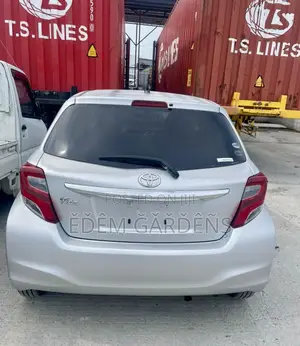 Toyota Vitz 2015 Silver