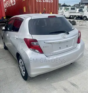 Toyota Vitz 2015 Silver