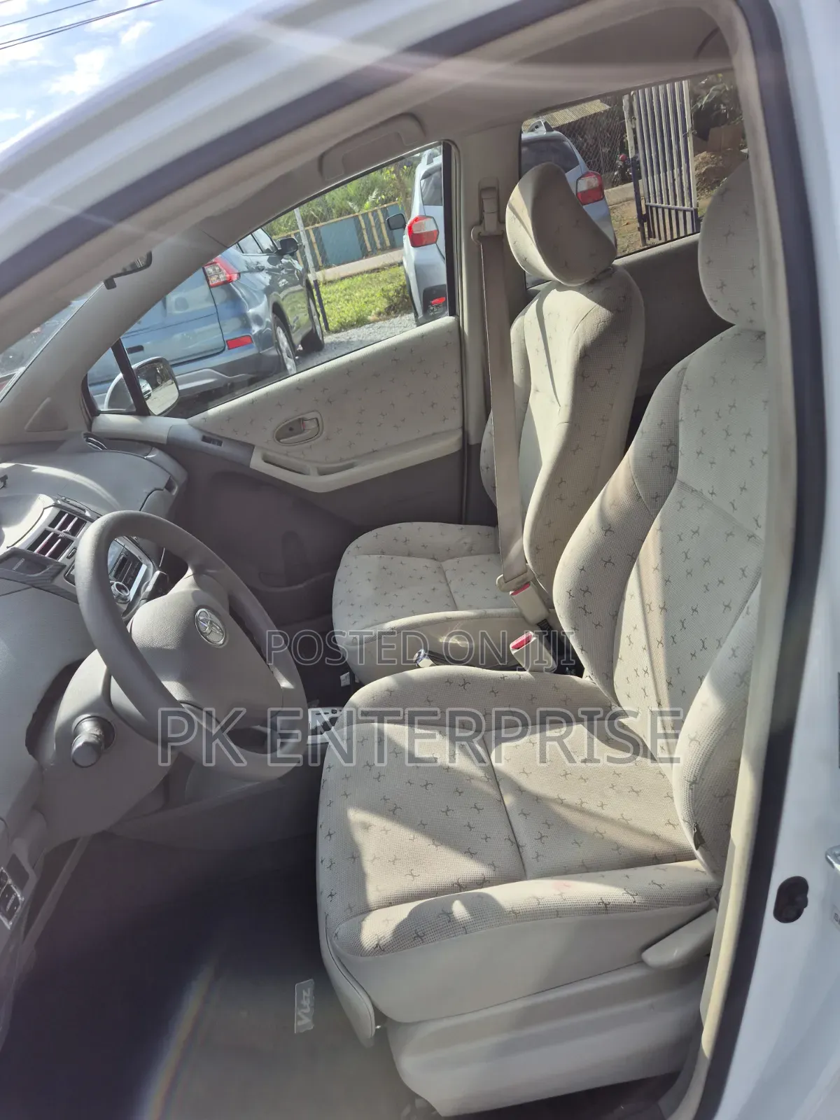 Toyota Vitz 2010 White