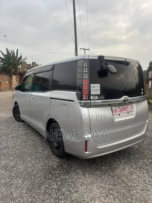 Toyota Voxy V 4WD 7-Seater 2015 Silver