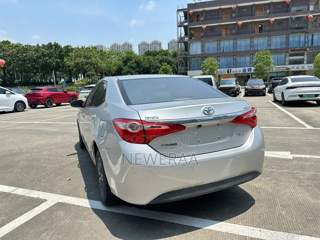 Toyota Corolla LE ECO Premium (1.8L 4cyl CVT) 2016 Silver