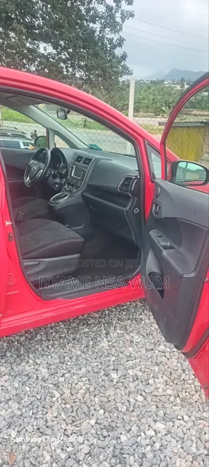 Toyota Verso 2011 Red