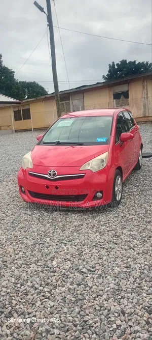 Toyota Verso 2011 Red