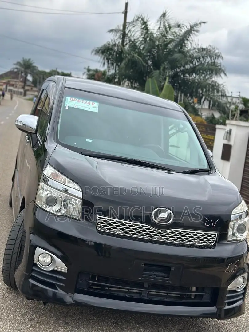 Toyota Voxy 2013 Black