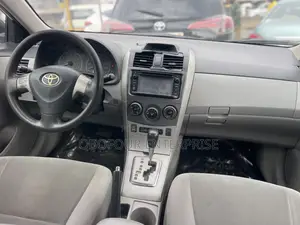 Toyota Corolla LE 4dr Sedan (1.8L 4cyl 4A) 2013 White