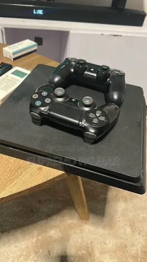 PS4 Slim – 2 Gamepads Preloaded Game
