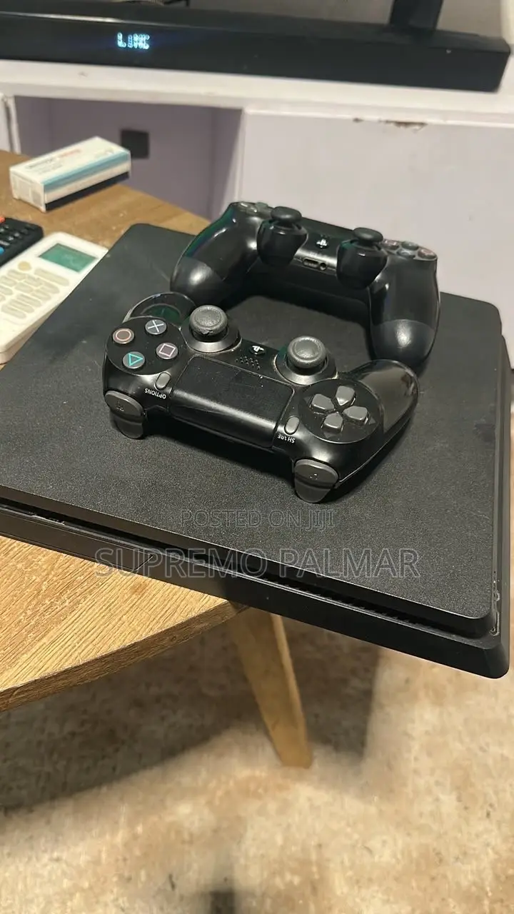 PS4 Slim – 2 Gamepads Preloaded Game