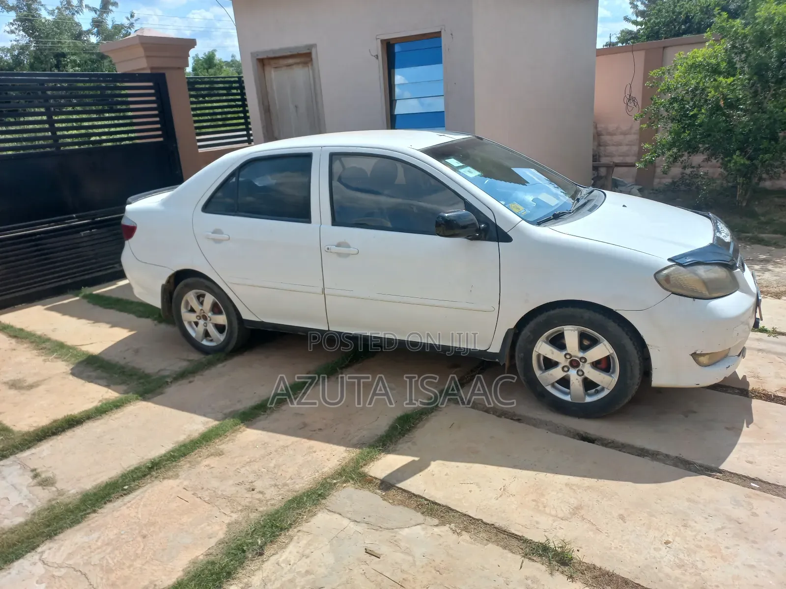 Toyota Yaris Base Sedan 4dr 2010 White