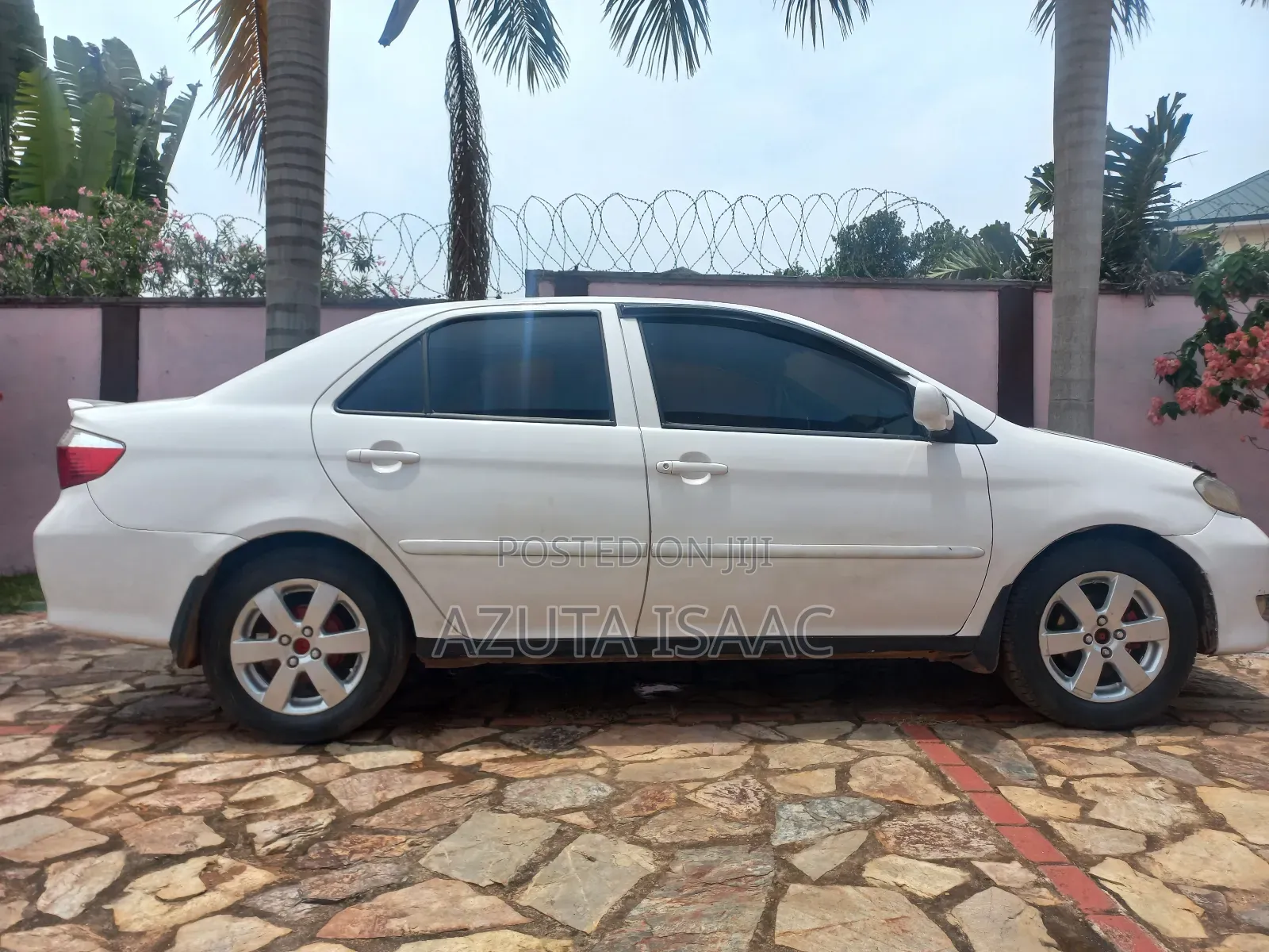 Toyota Yaris Base Sedan 4dr 2010 White