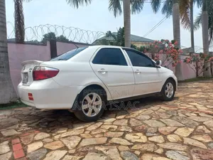 Toyota Yaris Base Sedan 4dr 2010 White