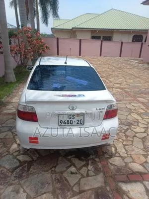 Toyota Yaris Base Sedan 4dr 2010 White