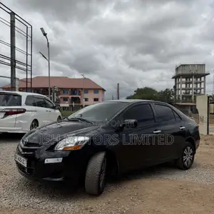Toyota Yaris Base Sedan 4dr 2010 Black