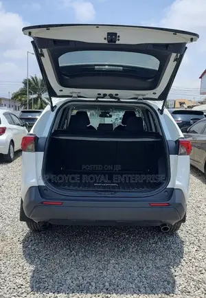 Toyota RAV4 LE AWD 2020 White