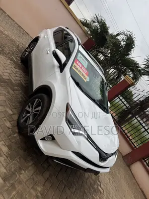 Toyota RAV4 XLE 4dr SUV AWD (2.5L 4cyl 6A) 2018 White