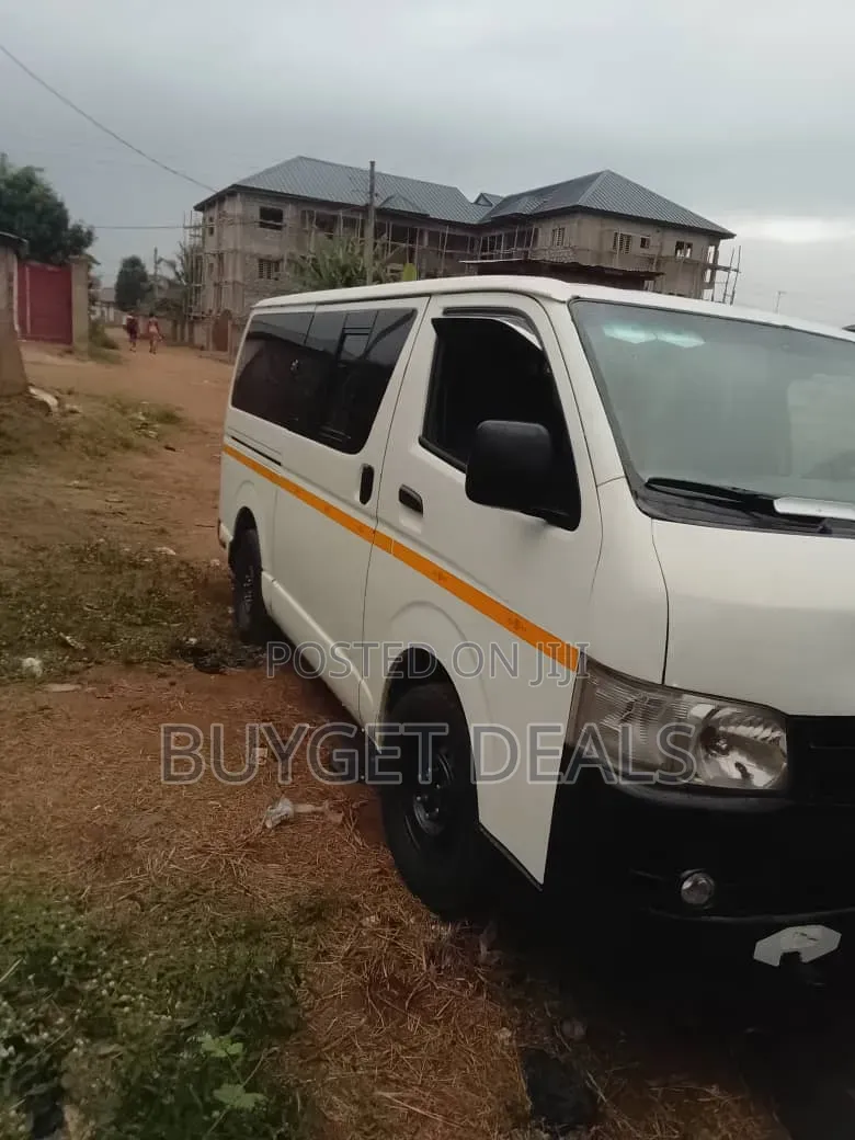 Toyota HiAce 2010 White