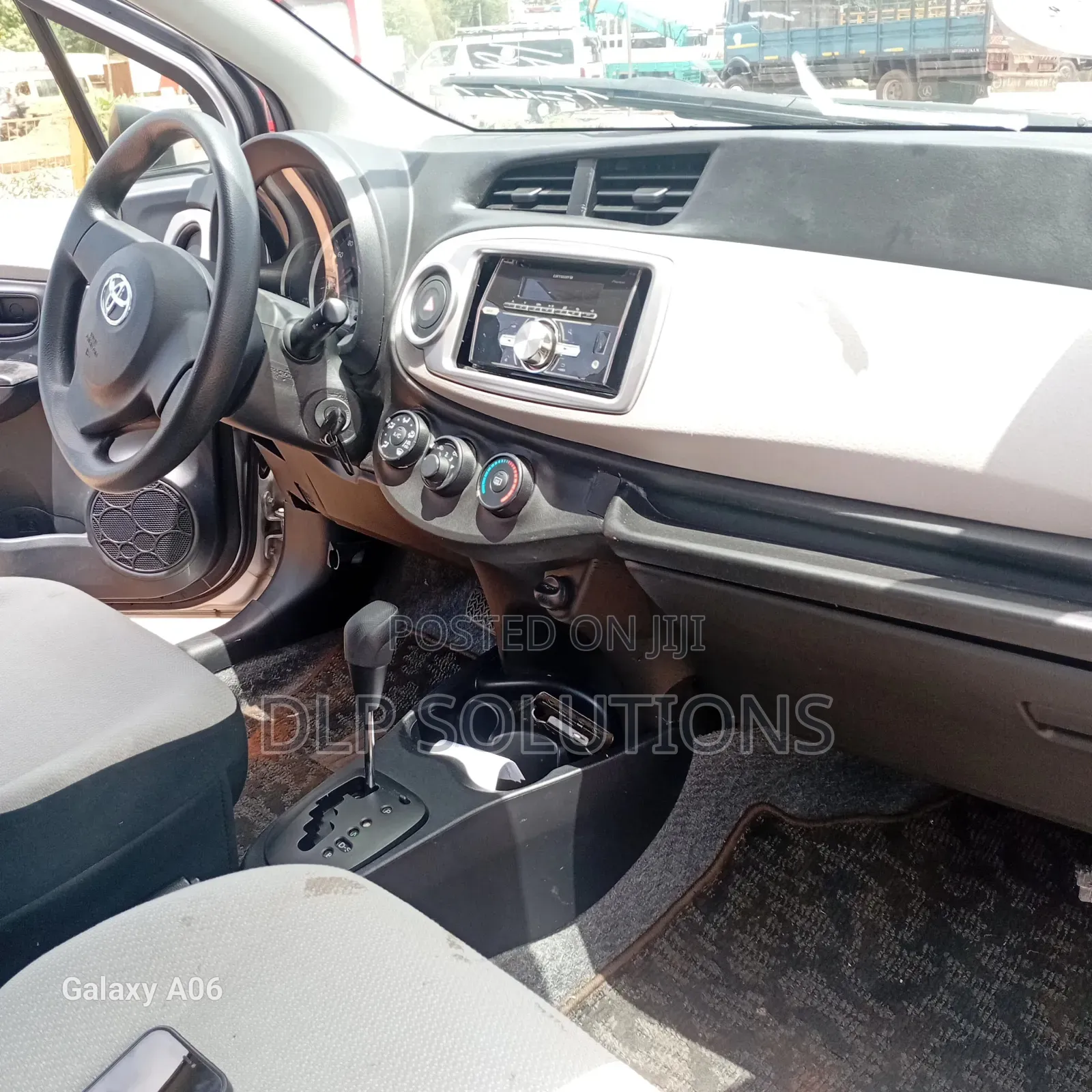 Toyota Vitz 1.0 FWD 5dr 2012 Silver
