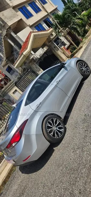 Hyundai Elantra Limited 4dr Sedan (1.8L 4cyl 6A) 2015 Silver