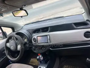 Toyota Vitz 2013 Silver