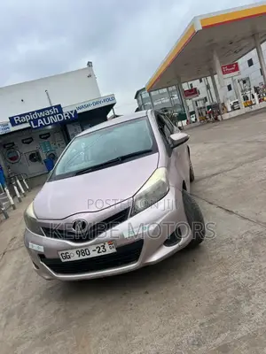 Toyota Vitz 2013 Silver