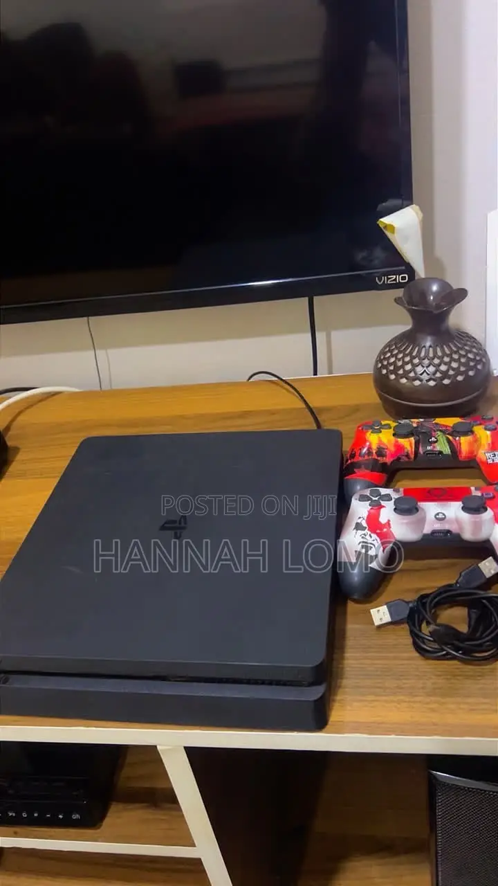 PS4 Slim Very Neat