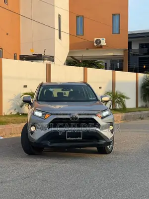 Toyota RAV4 XLE AWD 2023 Silver