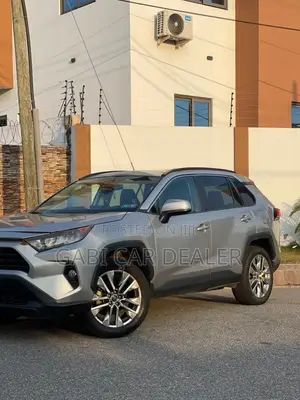 Toyota RAV4 XLE AWD 2023 Silver