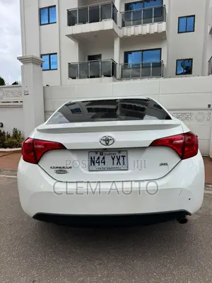 Toyota Corolla SE (1.8L 4cyl 6M) 2018 White