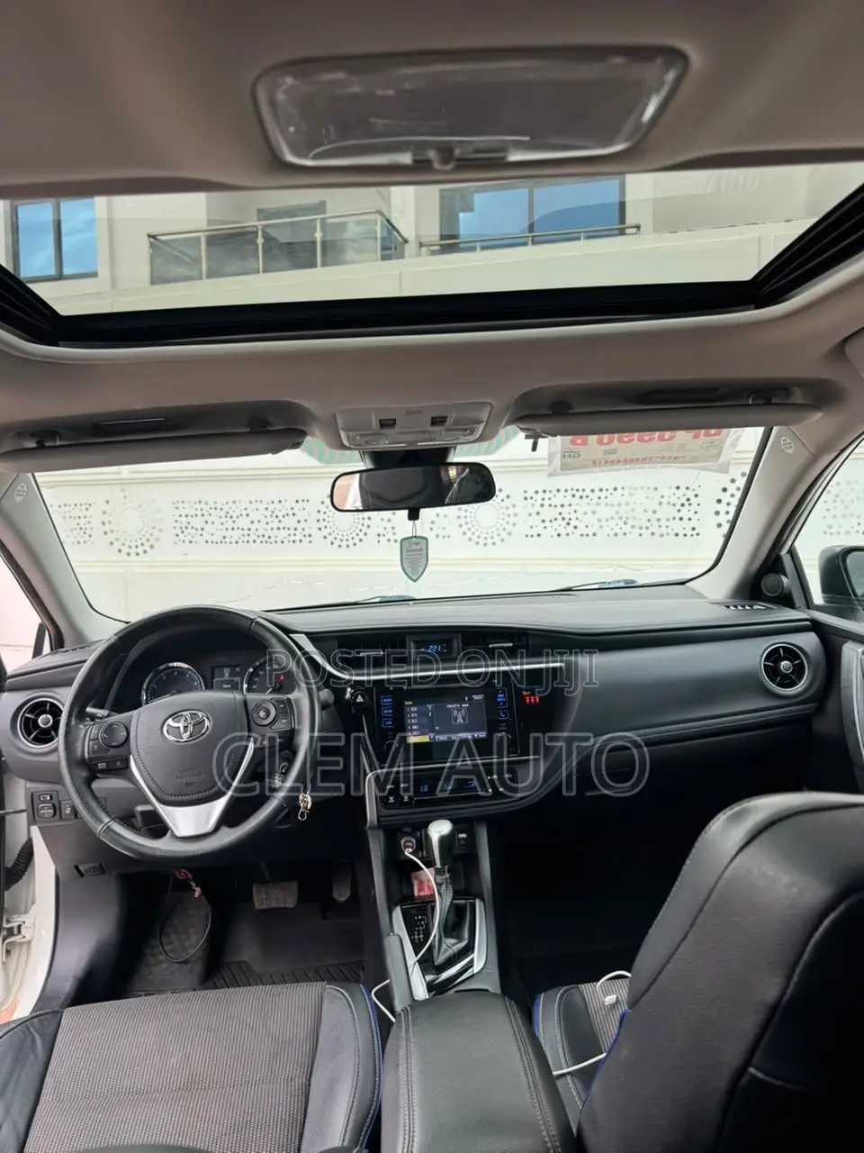 Toyota Corolla SE (1.8L 4cyl 6M) 2018 White