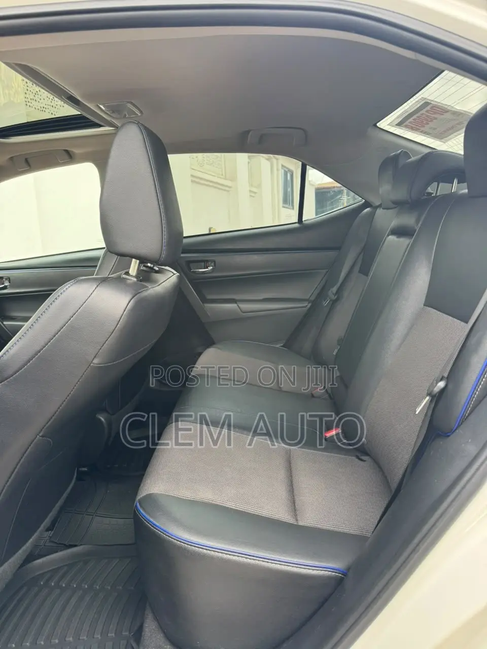 Toyota Corolla SE (1.8L 4cyl 6M) 2018 White