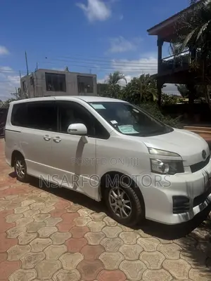 Toyota Voxy V 4WD 8-Seater 2012 White