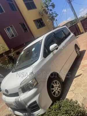 Toyota Voxy V 4WD 8-Seater 2012 White