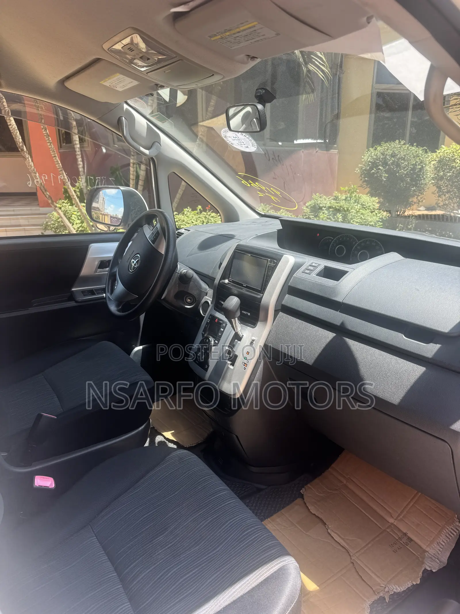 Toyota Voxy V 4WD 8-Seater 2012 White
