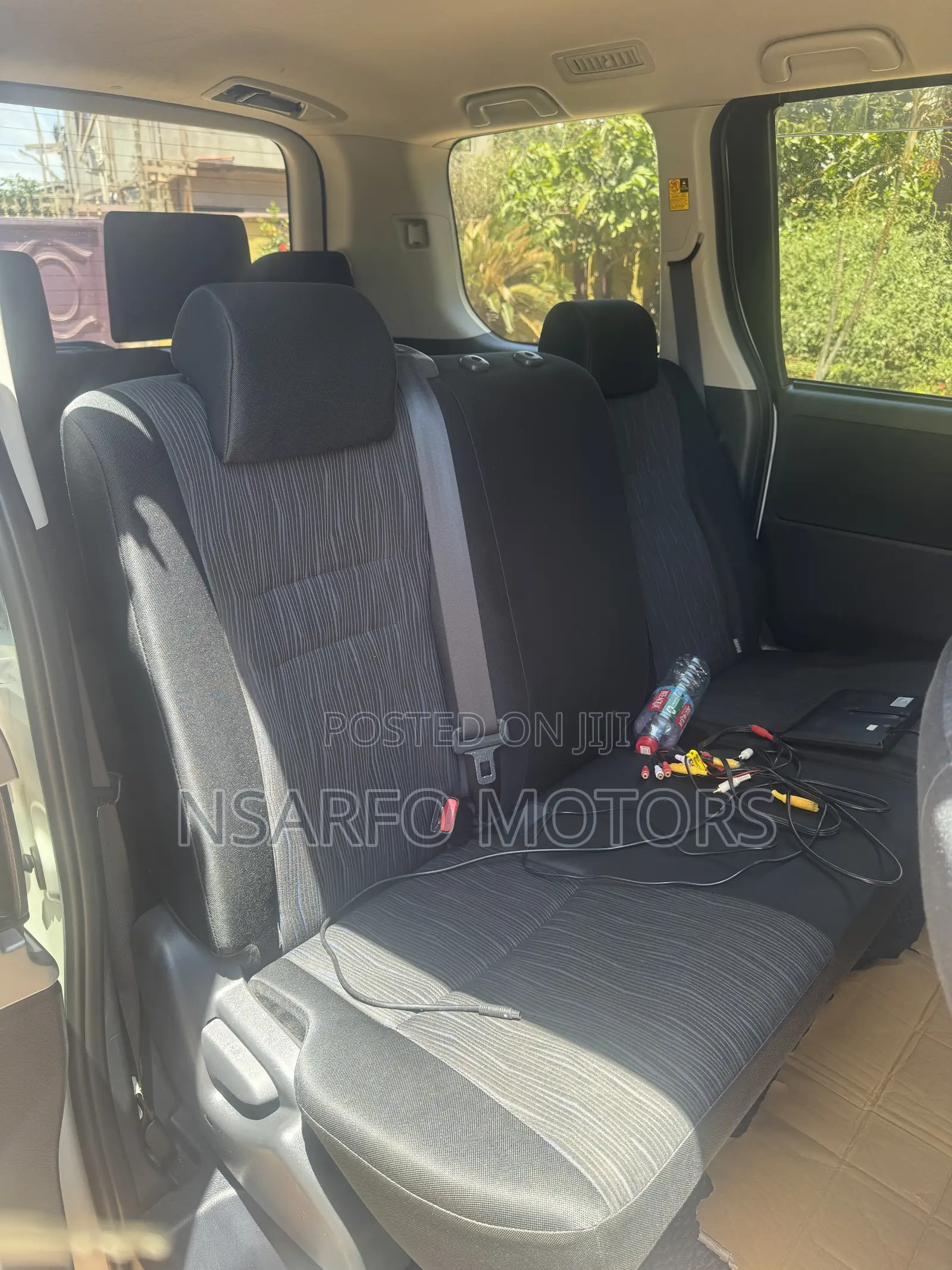 Toyota Voxy V 4WD 8-Seater 2012 White