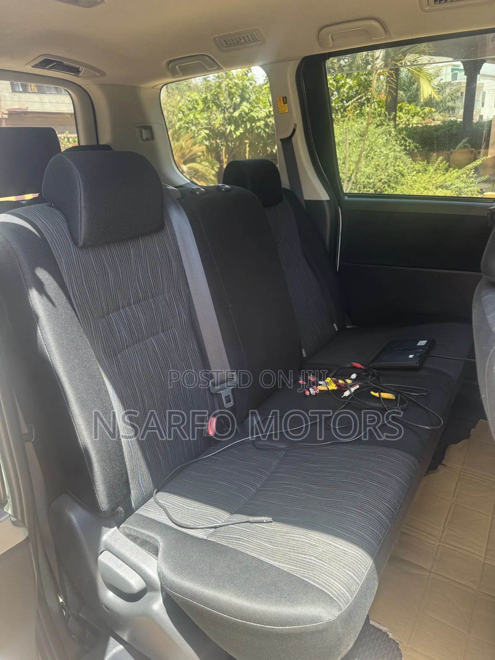 Toyota Voxy V 4WD 8-Seater 2012 White
