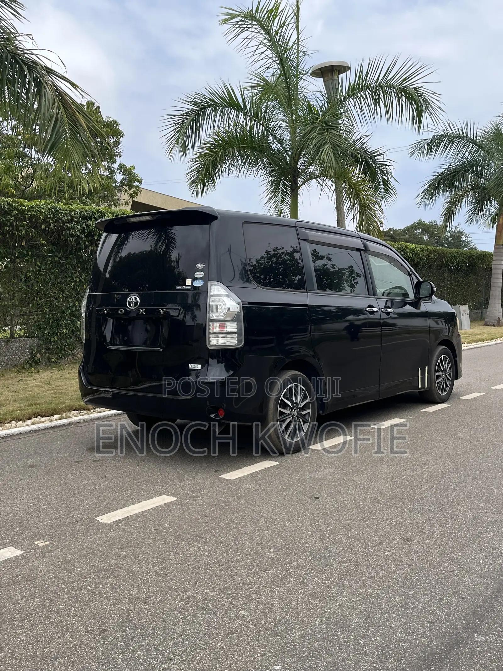 Toyota Voxy V 2WD 7-Seater 2012 Black