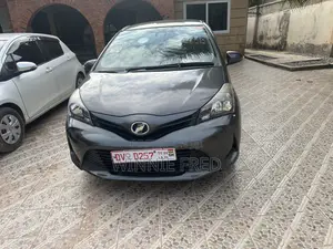 Toyota Vitz 1.3 FWD 5dr 2015 Matt Black