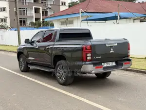 Mitsubishi L200 2025 Gray