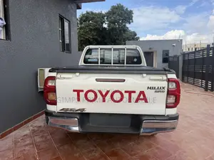 Toyota Hilux 2024 White