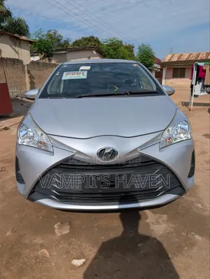 Toyota Vitz 2018 Silver