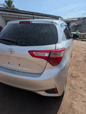 Toyota Vitz 2018 Silver
