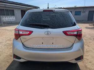 Toyota Vitz 2018 Silver