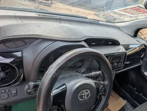 Toyota Vitz 2018 Silver
