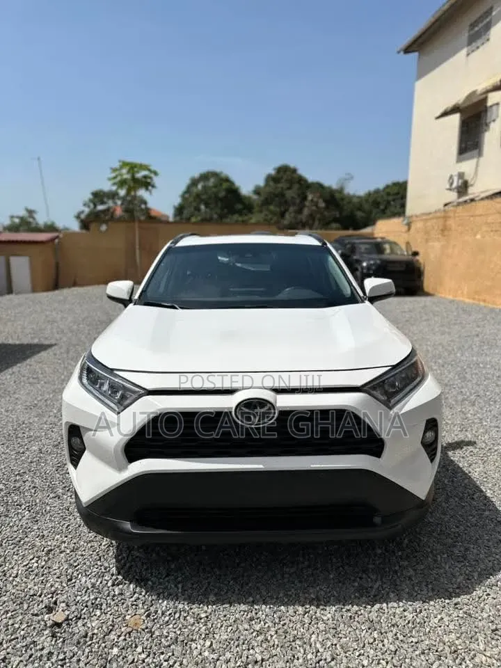 Toyota RAV4 XLE 2021 White