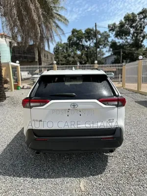 Toyota RAV4 XLE 2021 White