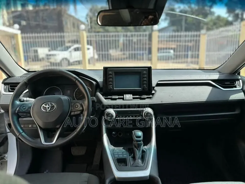 Toyota RAV4 XLE 2021 White
