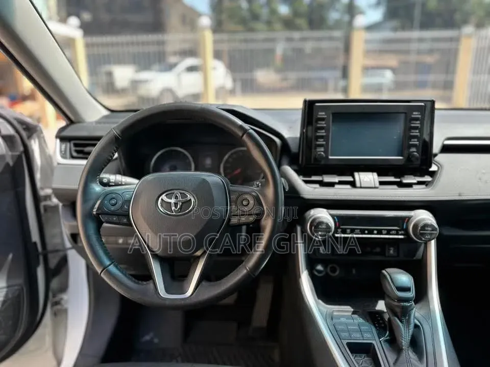 Toyota RAV4 XLE 2021 White