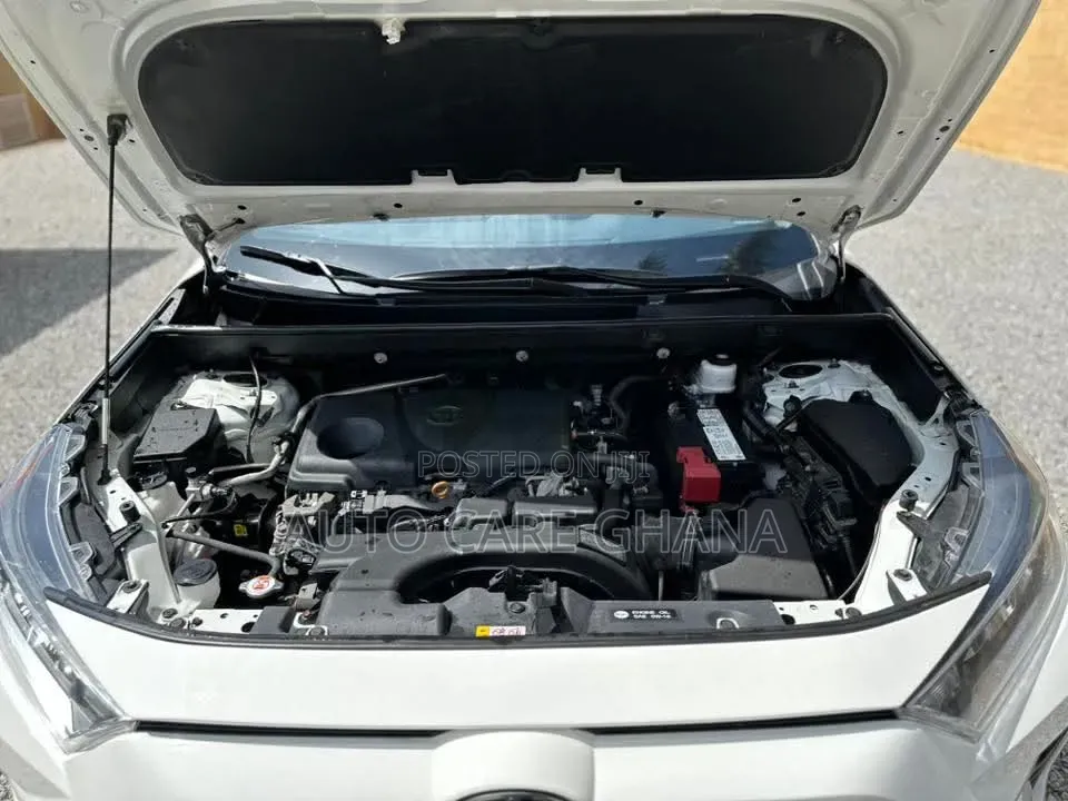 Toyota RAV4 XLE 2021 White