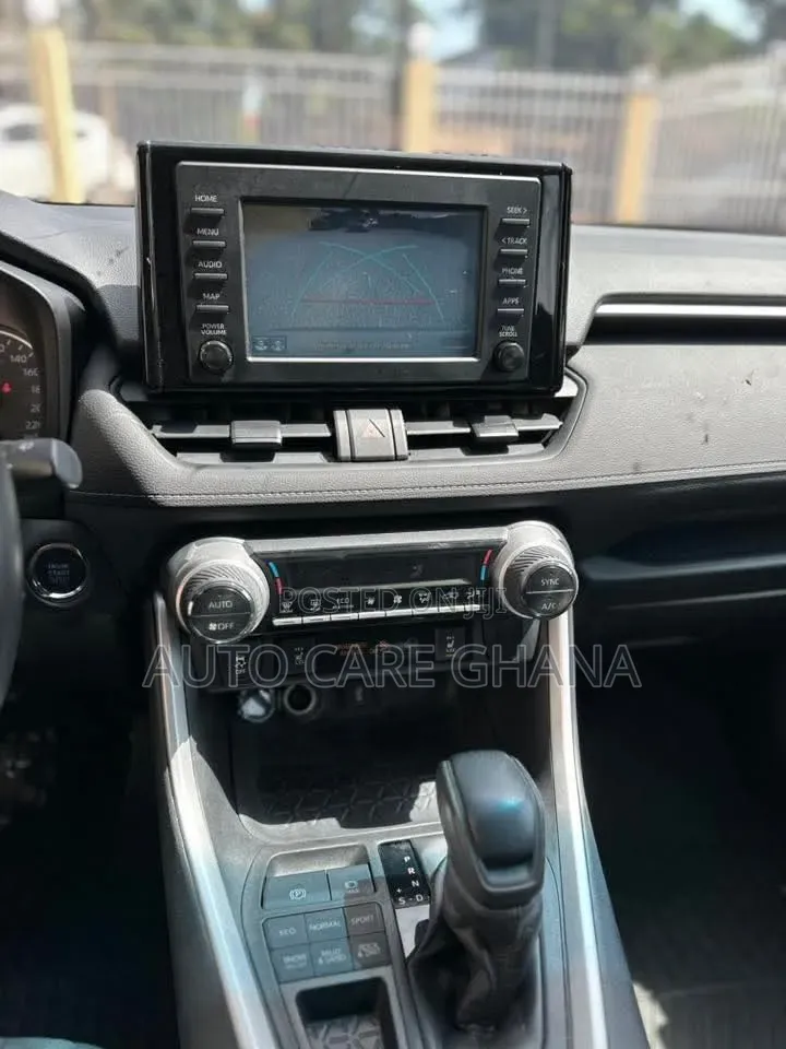 Toyota RAV4 XLE 2021 White